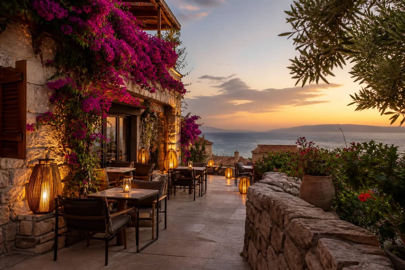 Alaçatı'da butik otel terası ve Ege denizi, İzmir turizm ruhsatı yatırımlarını temsil eder